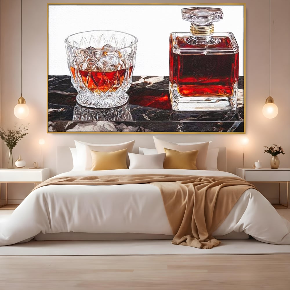 Tablou canvas cu tablou canvas cu pahar de whisky si carafa, in rama de aluminiu auriu, pe perete intr-un dormitor